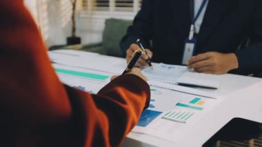 İş yeri verilerini, muhasebe belgelerini ve ofisteki dizüstü bilgisayarları, iş konseptini hesaplamak için hesap makinesi üzerinde çalışan iş adamı ya da muhasebecinin el kalemini kapat