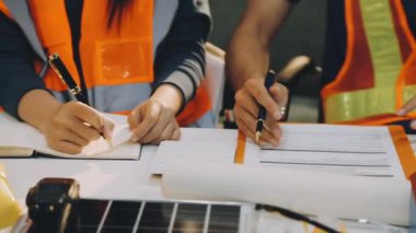 Modellik ve mühendislik araçları, inşaat konsepti ve çalışma sahasındaki proje ortağı ile çalışma planı toplantısı üzerine çalışan mühendis inşaat ve yapı kavramı