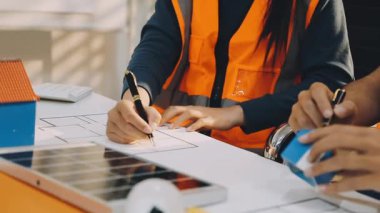 Modellik ve mühendislik araçları, inşaat konsepti ve çalışma sahasındaki proje ortağı ile çalışma planı toplantısı üzerine çalışan mühendis inşaat ve yapı kavramı