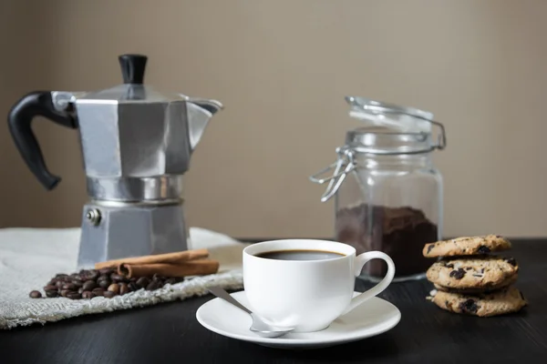 Siyah kahve ile İtalyan moka pot ve kurabiye, önden görünüm — Stok fotoğraf