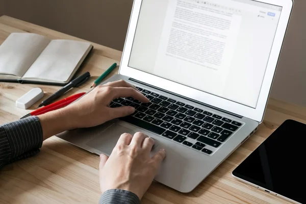 Kvinnliga händer att skriva laptop tangentbord på hem arbetsplats — Stockfoto
