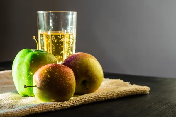 Manzanas y vino espumoso de manzana — Foto de Stock