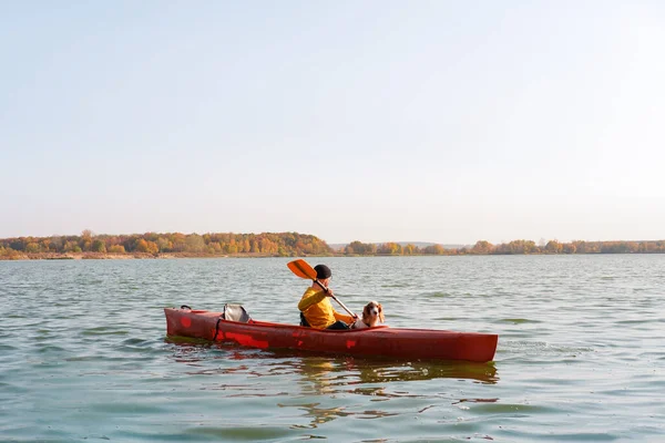 Hombre Con Perro Una Canoa Lago Joven Hombre Con Spaniel —  Fotos de Stock