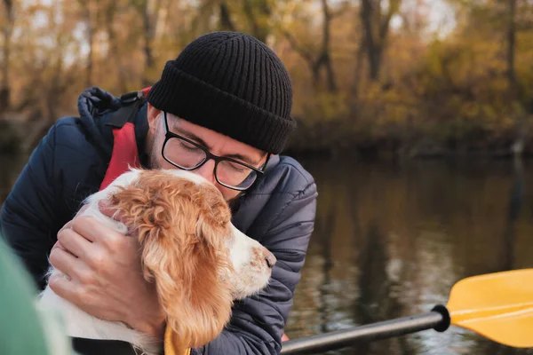 Mannen Roddbåt Kysser Sin Hund Hälsosam Vänskap Mellan Människa Och — Stockfoto