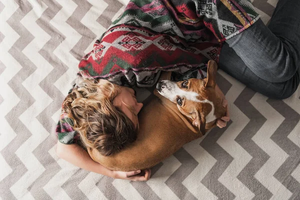 Mulher Deita Com Cão Abraça Suporte Emocional Depressão Alívio Estresse — Fotografia de Stock