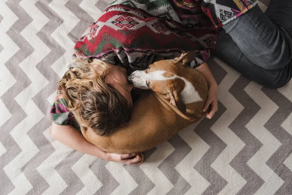 Женщина Ложится Собакой Обнимает Эмоциональная Поддержка Депрессия Снятие Стресса Домашних — стоковое фото