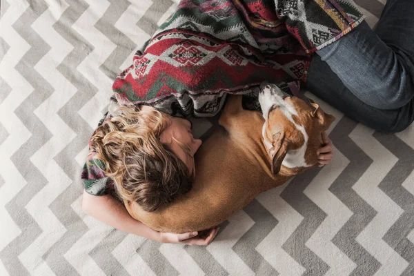 Mujer Acuesta Con Perro Abraza Apoyo Emocional Depresión Alivio Del — Foto de Stock