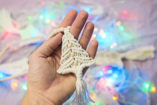 女性の手で手作りのかぎ針編みの新年の装飾 モミの木の形をしたクリスマスガーランドを持っています 冬の休日のコンセプトのための家を飾る — ストック写真