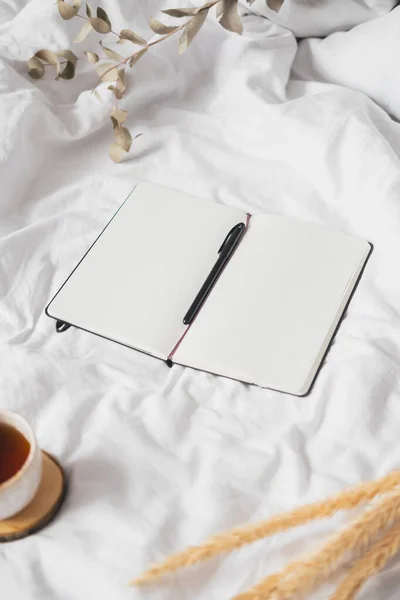 开本子 空白页 白色背景 平静而有思想的居家生活 呆在床上 用笔记本的概念手工写作 — 图库照片