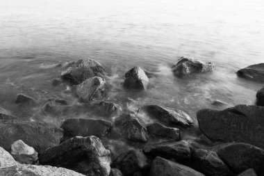 Ostia plaj ve deniz altında kayalar