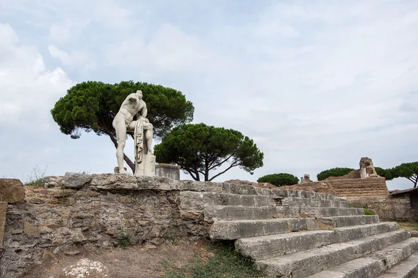 Standbeeld in Ostia onder ruïnes — Stockfoto