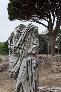 Ostia heykelinin harabeleri arasında