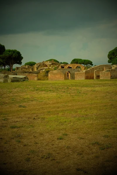 Ruiny starověkého Ostia a zdi toy camera — Stock fotografie