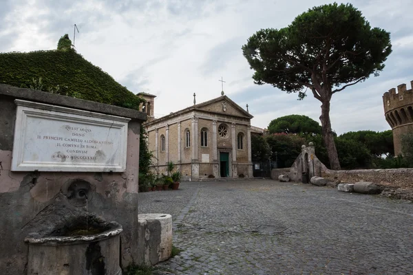 Castillo de Giulio II en Ostia Antica Roma e Iglesia —  Fotos de Stock