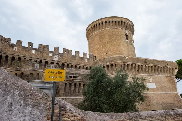 Castillo de Giulio II en Ostia Antica Roma e Iglesia —  Fotos de Stock