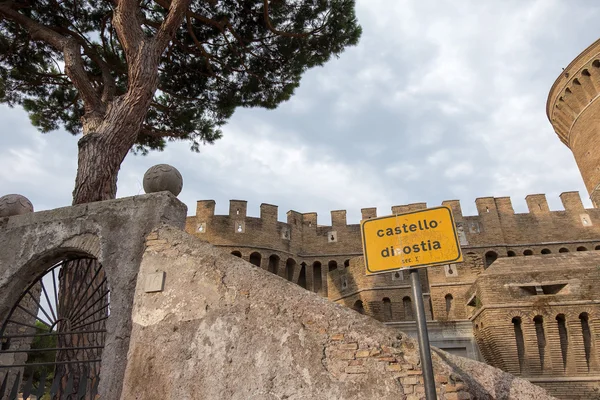 Kasteel van Giulio Ii in Ostia Antica Rome en kerk — Stockfoto