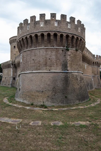 Castelo de Giulio II em Ostia Antica Roma e Igreja Imagens Royalty-Free