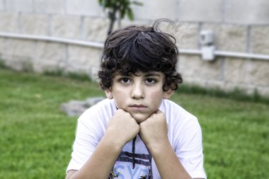 Bahçede üzgün çocuk 