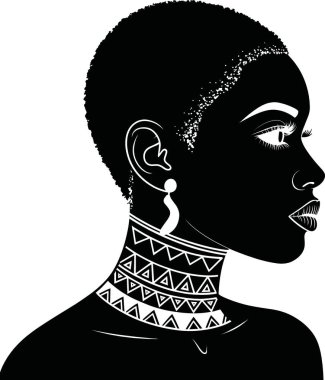 Çarpıcı bir siyah beyaz vektör çizimi. Karmaşık bir kabile kolyesi tasarımı ile süslenmiş Afrikalı bir kadının yan profilini içeriyor. Minimalist stil, kolyedeki ayrıntılı desenler de dahil olmak üzere onun zarif özelliklerini vurguluyor..