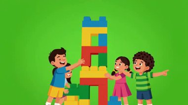 Dört gülümseyen çocuk oyunu kutlamak için yüksek blok kulesi inşa etmek için işbirliği yapıyor