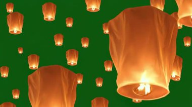 Çok sayıda geleneksel gökyüzü feneri yavaşça yükselir, canlı yeşil bir ekrana karşı güzel, sıcak bir parıltı yayar, şenlik sahneleri oluşturmak için mükemmeldir..