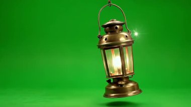 Alevli klasik bir pirinç fener canlı yeşil bir ekrana hafifçe sallanır. Birleşim ve görsel efektler için mükemmeldir..