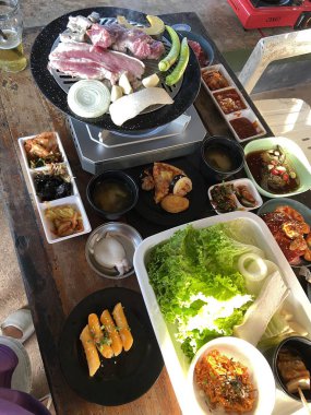 Lezzetli Asya yemeklerinin yakın görüntüsü