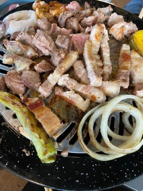 Patates ve sebzeli kızarmış tavuk.