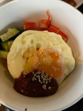 Sahanda yumurtanın mutfak fotoğrafı.