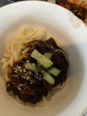 Kore yemeği, soslu kızarmış domuz eti ve sebze.