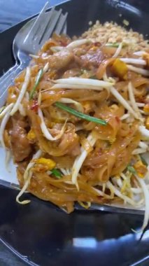 Masadaki lezzetli Tayland yemeği.