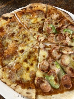 Et ve sebze ile İtalyan pizza