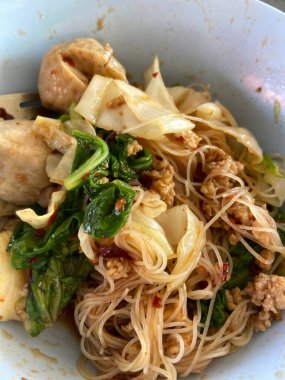 Karıştır - sebzeli kızarmış erişte ve domuz eti