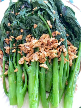 sarımsak ve baharatlı yeşil lahana