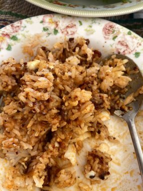 Sebzeli ve soslu kızarmış pirinç.