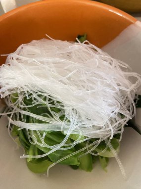 Sebze ve baharatlı taze salata.