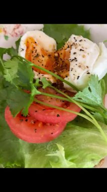 Yumurtalı, domatesli ve salatalı sağlıklı bir kahvaltı..