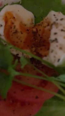 Salata, domates ve salatalık.