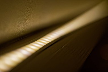 Ilık modern ambiyans ve dekorasyon ve mimari aydınlatma projeleri için iç mekan aydınlatma konsepti ekleyerek, duvar ve zemin boyunca ışıldayan yumuşak LED ışık şeridi