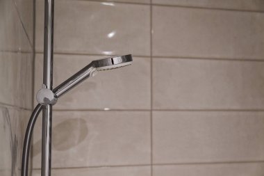 Duşta yürümek kare karo ile kaplıdır ve uzun yağmurlu bir baş zeminin üstündeki destek direğinde durur, su tesisatları ve temiz fayanslı duvarlar çamaşır alanını temiz ve hazır hissettirir..