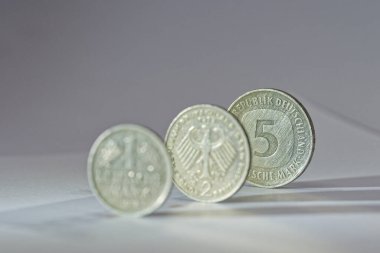 Klasik Alman Alman Deutsche Mark sikkeleri sığ alan derinliği ile aynı hizaya getirilmiştir. Finans tarihi temaları, nostalji, para birimi karşılaştırması ve ekonomik kavramlar için ideal.