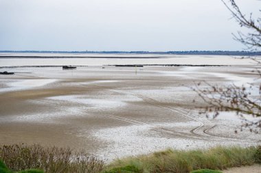 Sylt adasında bir harita ve savaştan kalma suda duran eski bombaların görüntüleri var. Bu da bize, yakınlardaki denizlerin hâlâ tehlikeli olduğunu hatırlatıyor..