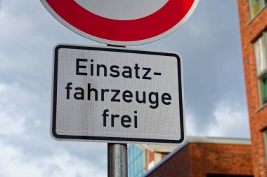 Yol işareti Einsatzfahrzeug frei, Alman acil durum aracı yol kenarında duruyor, diğer trafiğin normal kurallara uyması gerekirken bu araçların buradan serbestçe geçebileceğini gösteriyor..