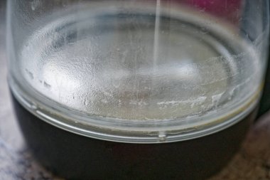 Elektrikli su ısıtıcısının cam kapağından görülebilen kaynar su mutfak yaşam tarzı için mükemmel bir buhar ve yoğunluk yaratıyor enerji kullanımı güvenlik kavramları veya ev aletleri görselleri