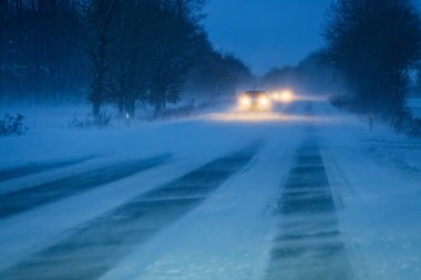 9 Ocak 2026 'da kar fırtınası sırasında Sonderborgvej' de trafik lambaları olan araçlar Elli Goretti 'de düşük görüş mesafesi ve tehlikeli koşullar altında yoğun kar yağışı altında ilerliyor.