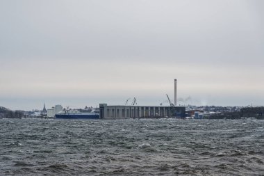 9 Ocak 2026 'da fırtınanın enerji altyapısı üzerindeki etkisini vurgulayan Elli Goretti' nin kış fırtınası sırasında Baltık Denizi 'nden Stadtwerke Flensburg binalarına doğru olan görüntüsü