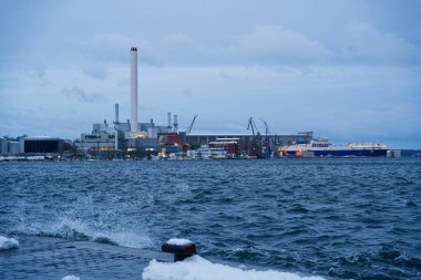 Sert Baltık Denizi ve fırtınası, 9 Ocak 2026 'da Elli Goretti' nin kış fırtınası sırasında batı kıyısındaki Stadtwerke Flensburg 'da liman altyapısını etkileyen dalgalar yarattı.