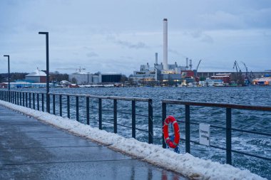 9 Ocak 2026 'da şiddetli bir kış fırtınası sırasında Baltık Denizi ile Flensburg' daki nemli ve kısmen sel basmış liman güvertesi Elli Goretti 'nin rıhtıma çarptığını gösteriyor.