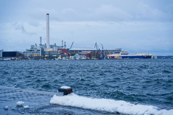 Sert Baltık Denizi ve fırtına, 9 Ocak 2026 'da Elli Goretti kış fırtınası sırasında Stadtwerke Flensburg yakınlarındaki liman alanını vurdu.
