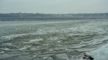 Buz gibi Baltık Denizi kıyısı. Şiddetli rüzgâr dalgaları ve soğuk atmosferi olan bir kış fırtınası. İklim değişikliği için ideal.
